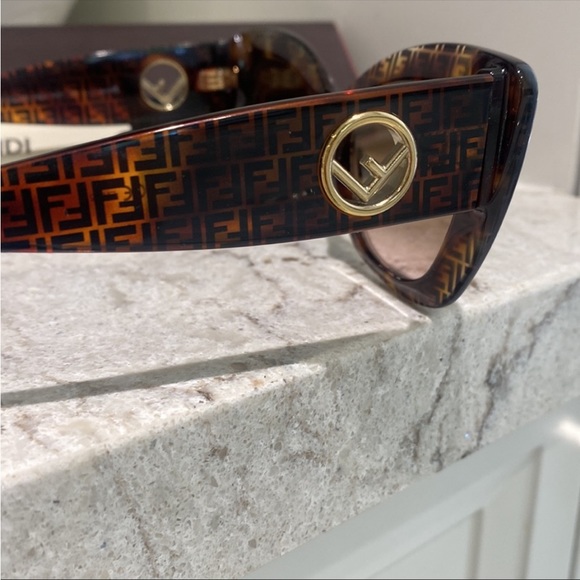 Fendi sunglasses - Picture 4 of 5